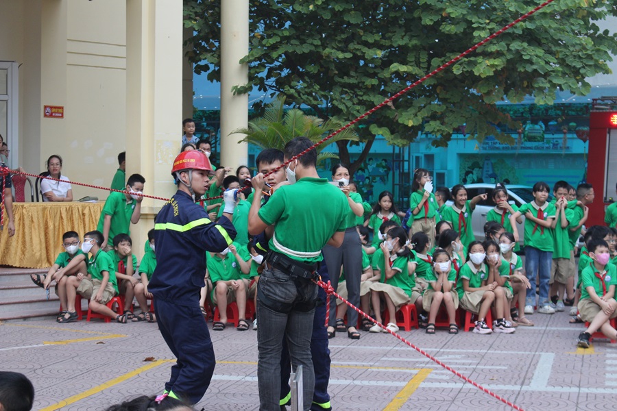 Hơn 1.300 học sinh Trường Tiểu học Nguyễn Thượng Hiền (quận Ngô Quyền) tham gia diễn tập PCCC và CNCH